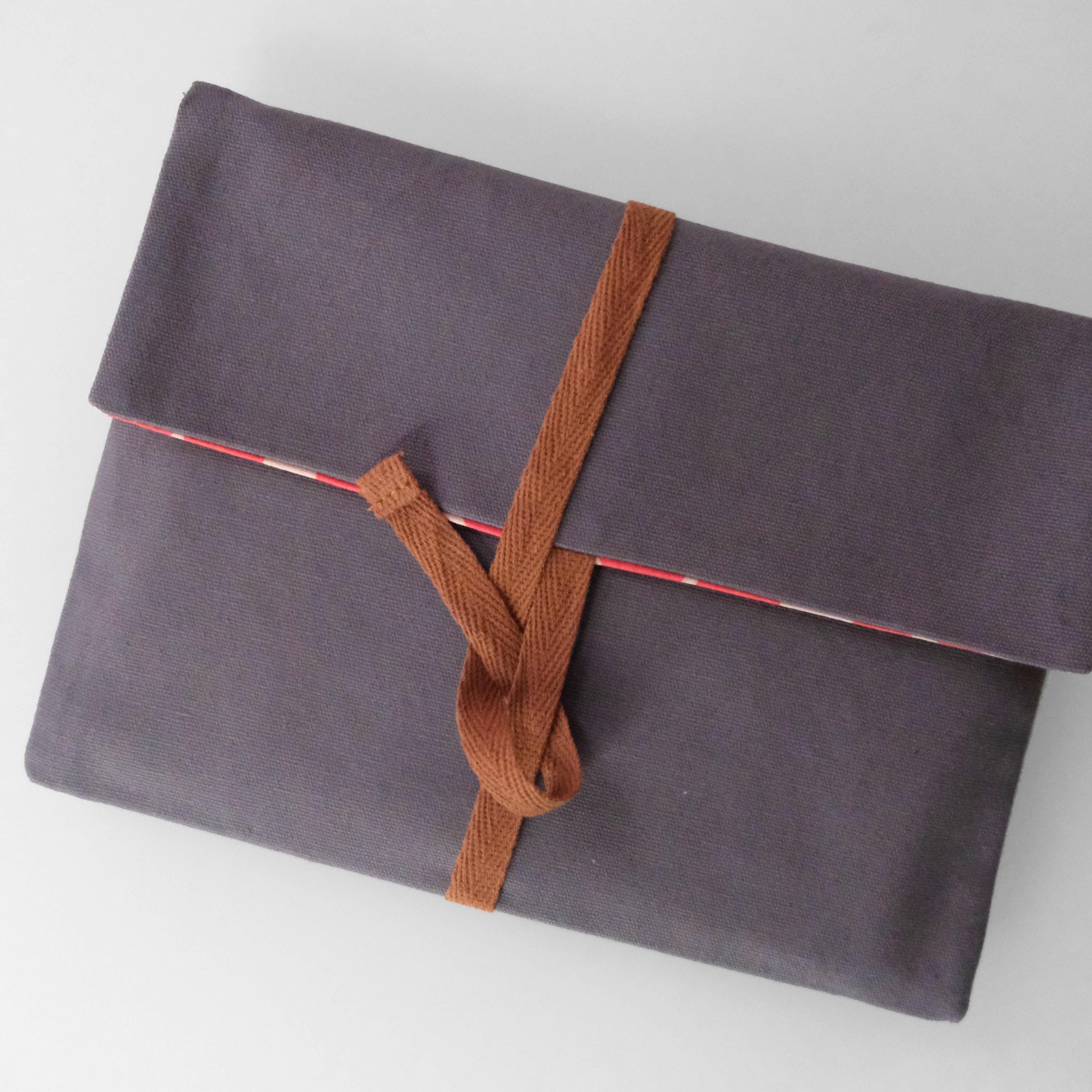 REVERSABLE ENVELOPE POUCH | Ember Dot Cotton Canvas Everyday Pouch Accessory
